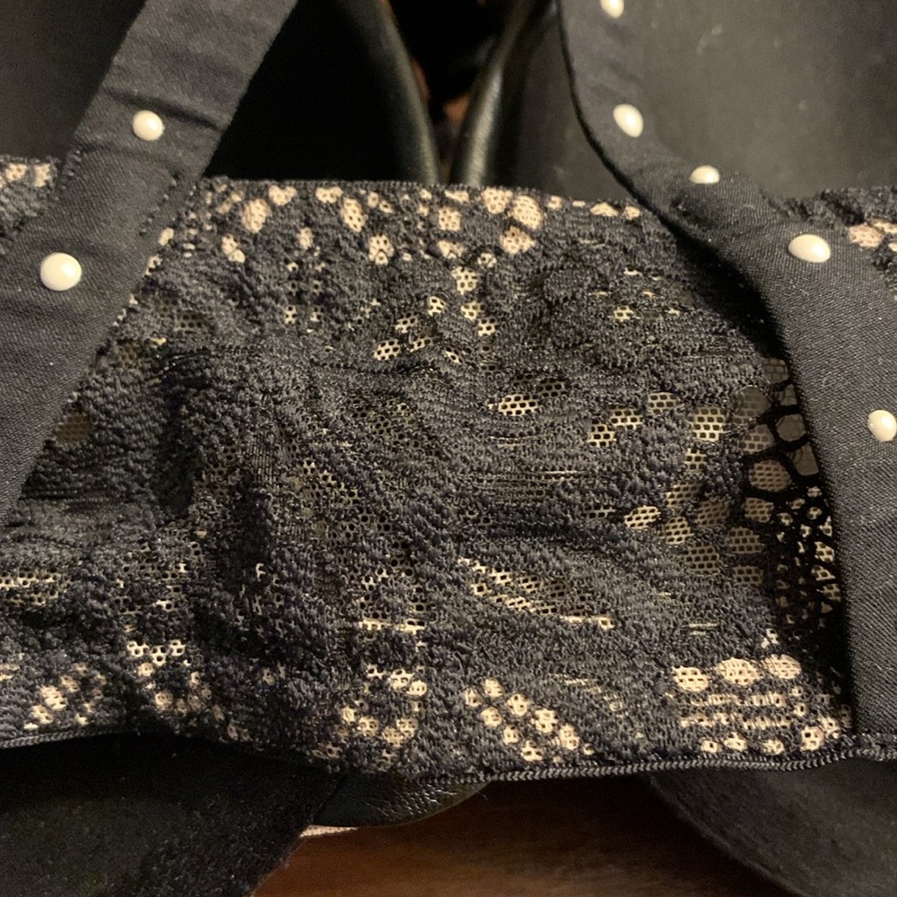 💃 Victoria’s Secret 38DD Lace Bra – Because the Girls Deserve Luxury! 💃 - Picture 12 of 15
